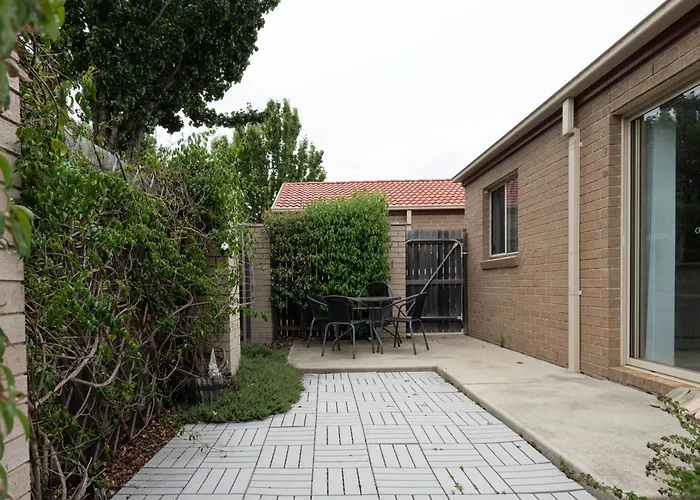Entire 2Br Sunny House @Franklin, Canberra